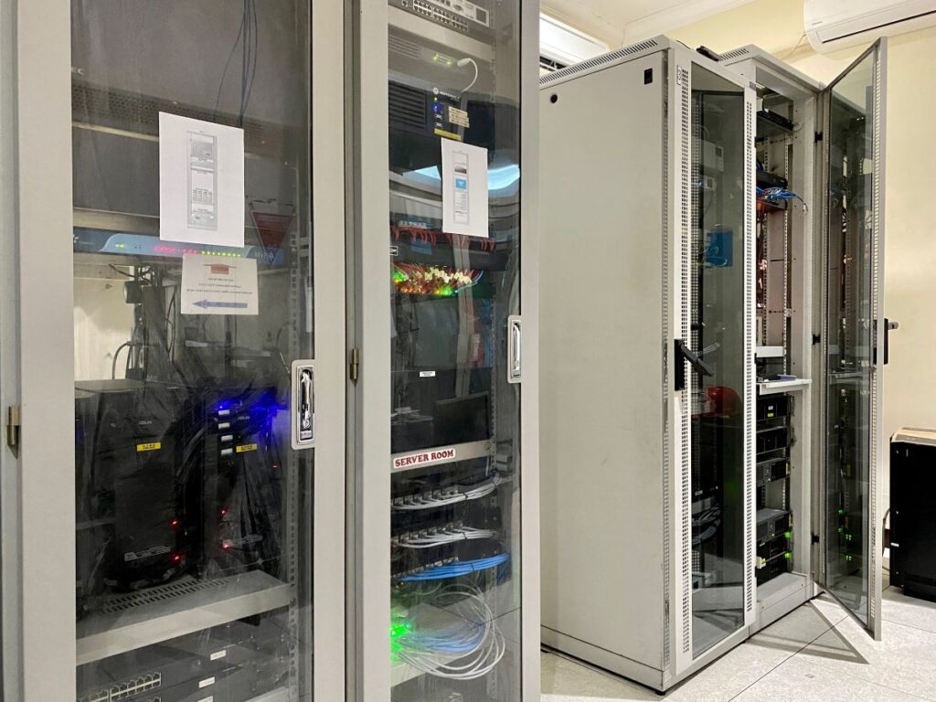 Ein Server-Raum mit zwei Server-Racks